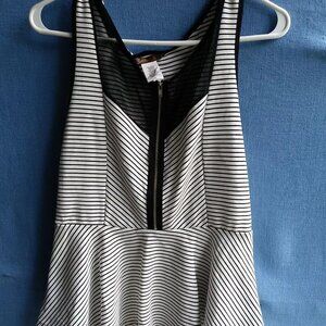 En Route Junior's Size Large L Wht/Blk Striped Sleeveless Top y1